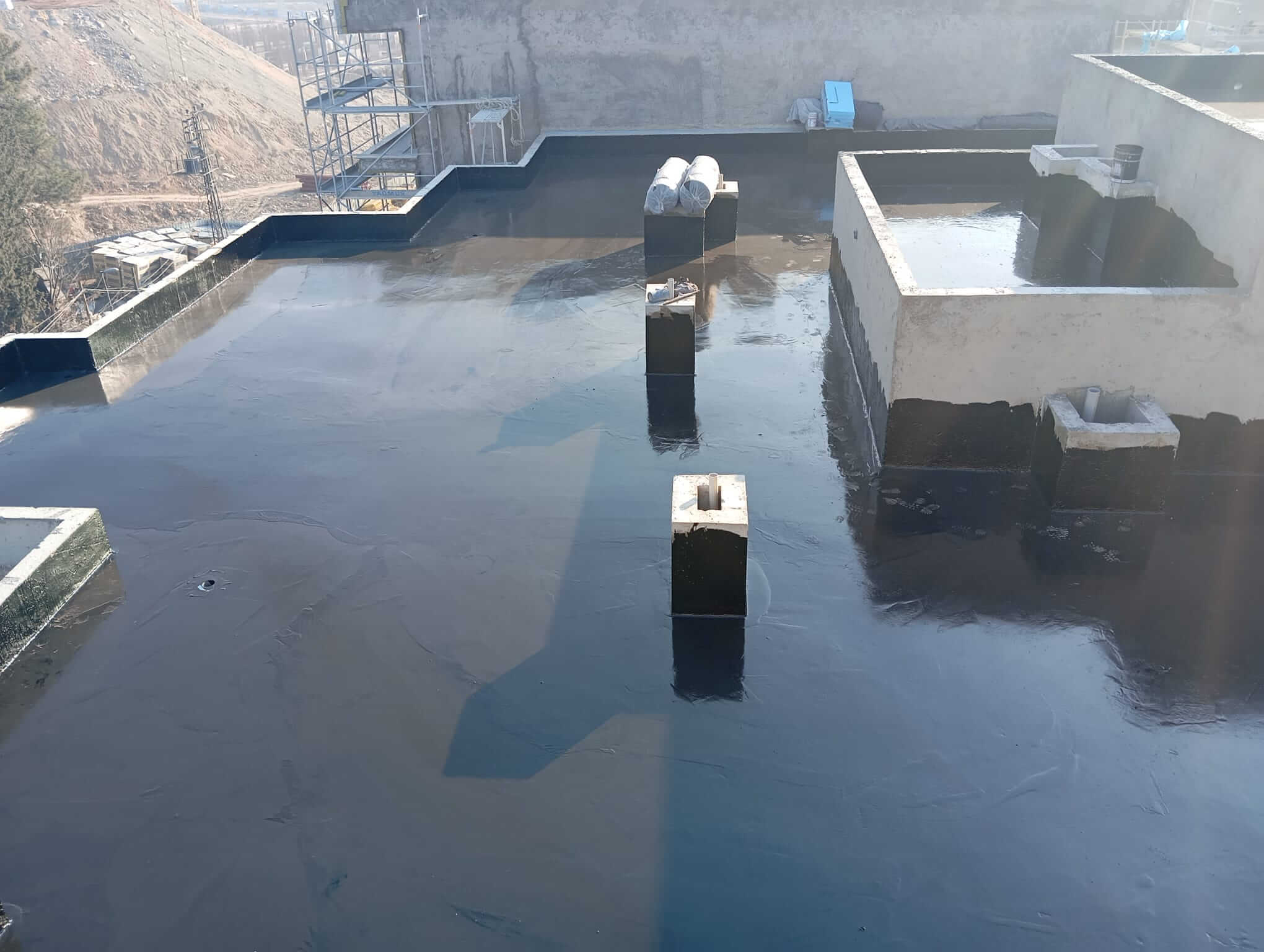 Endüstriyel yapı yalıtım uygulaması — fabrika çatı izolasyonu