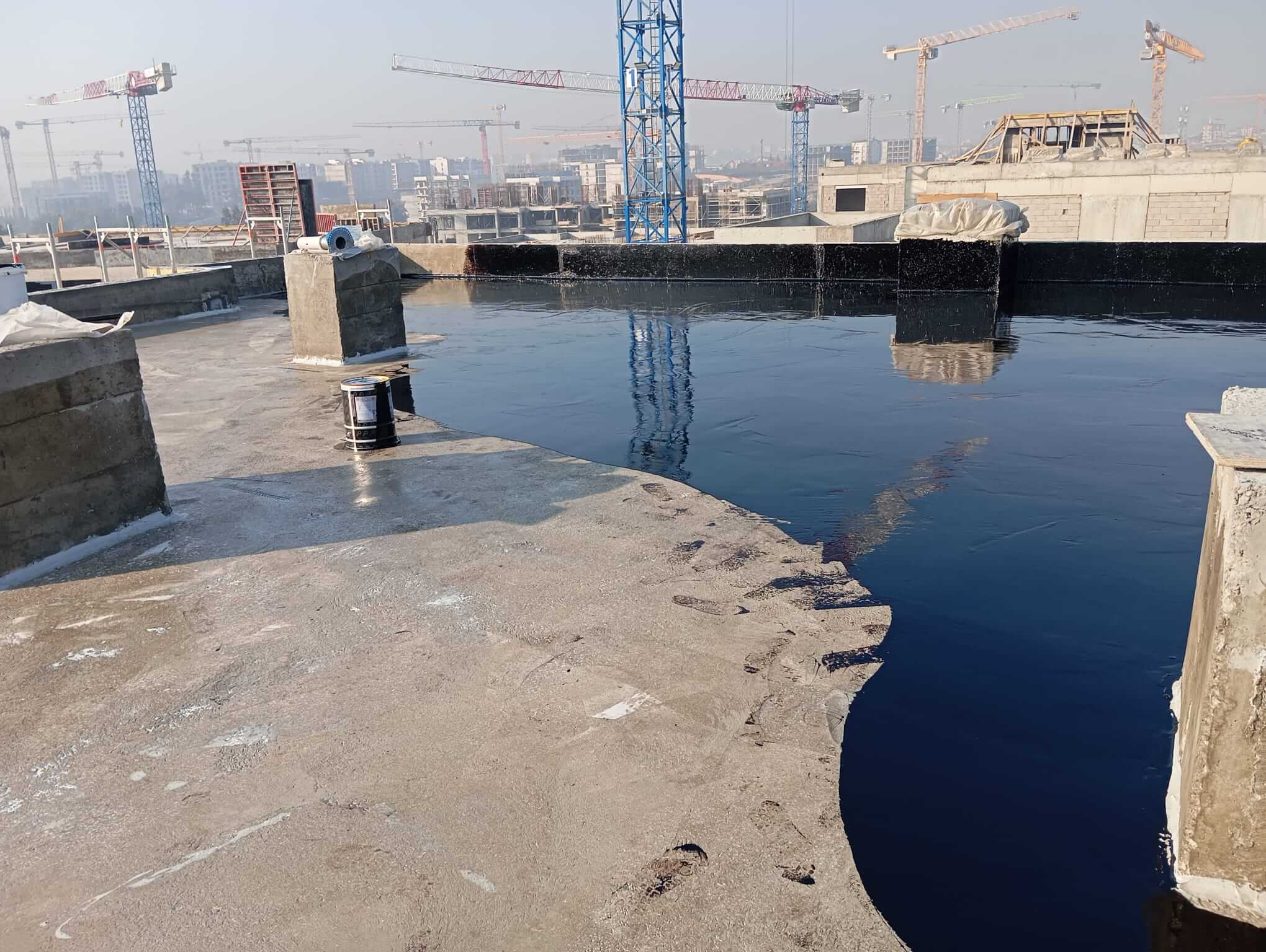 Tamamlanmış çatı yalıtım projesi — su izolasyonu