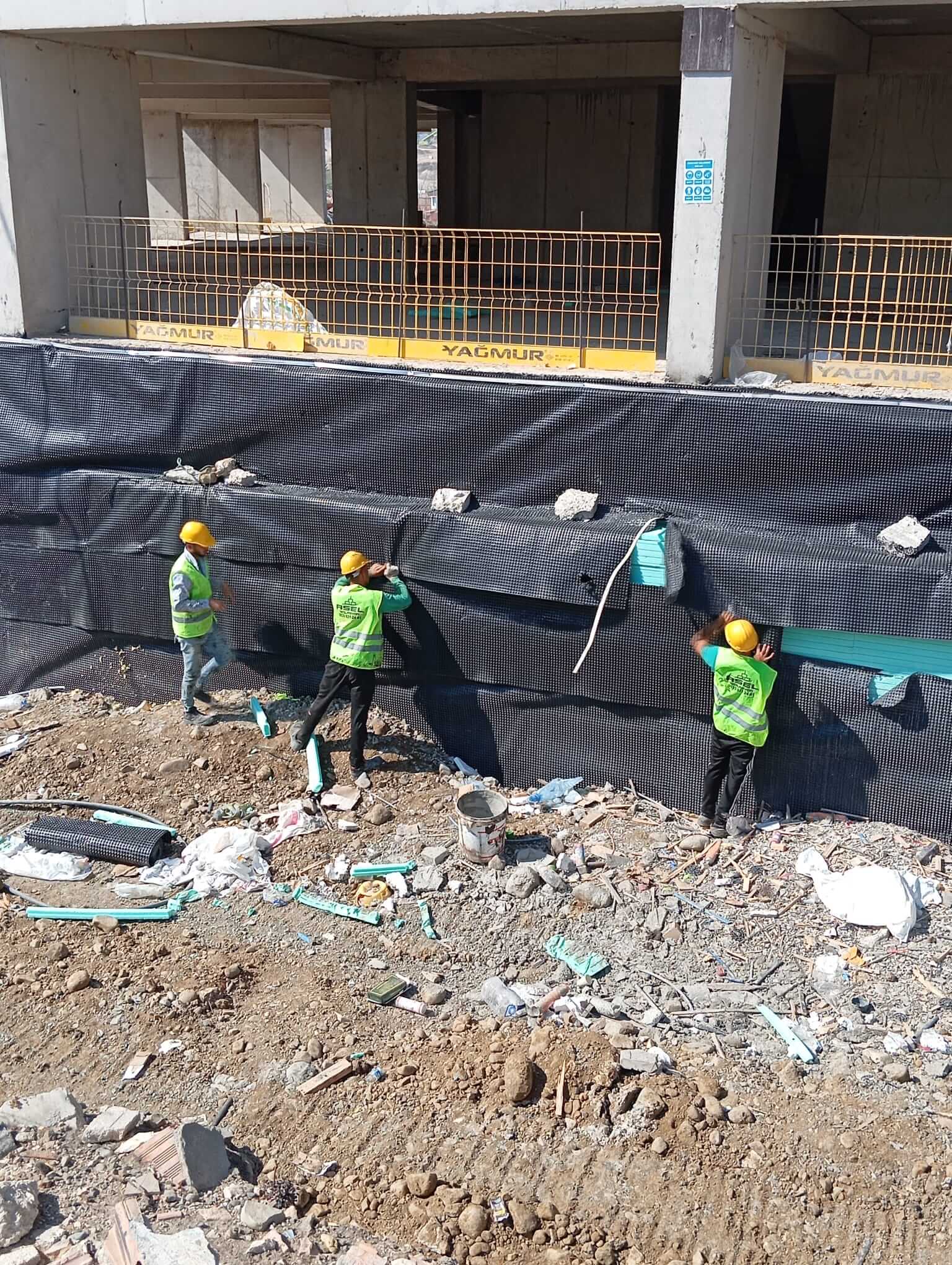 Asel İzolasyon ekibi — su yalıtımı şantiye çalışması